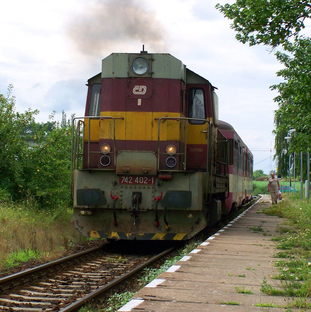 742 402-1 na osobku Znojmo-Beclav pi odjezdu ze zastvky Dyje(foto Pavel Valenta)