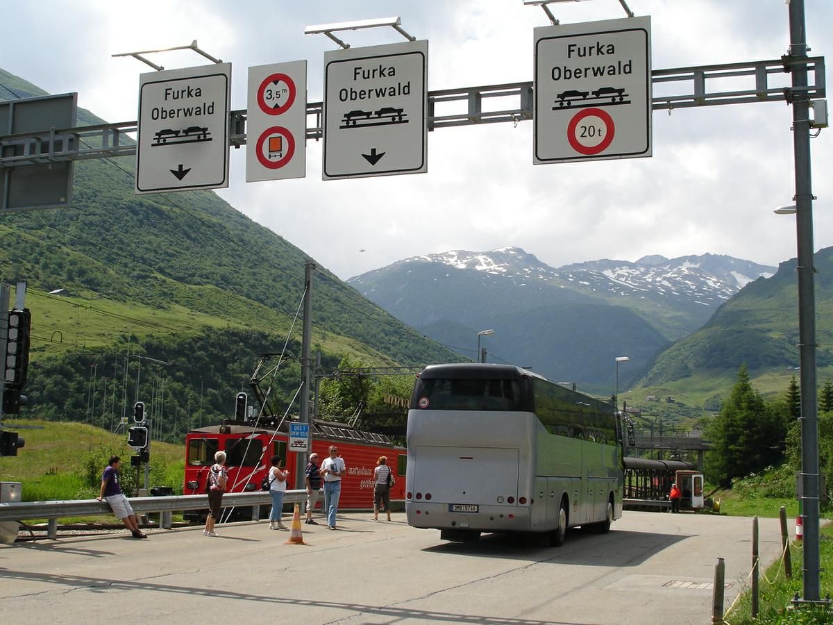 Autobus na vagon na Furka-Oberalp tunel