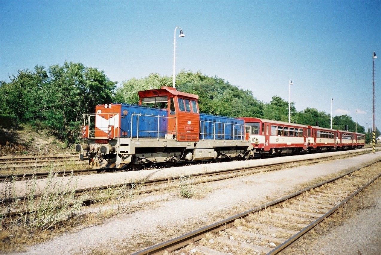 714.208 v Os z Phy Mas.n. do Kladna-Dub pi odjezdu z st. Hostivice (od.16:26), 24.6.2003