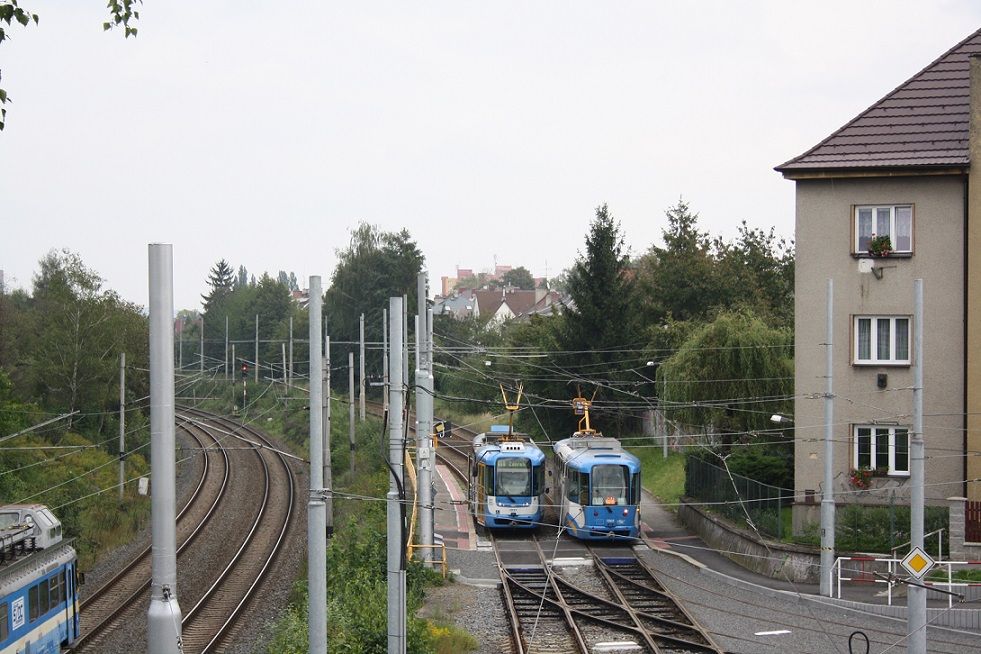 D-11, vlukov d-3 a vozidlo SDC; tramvajov zastvka Most Mldee