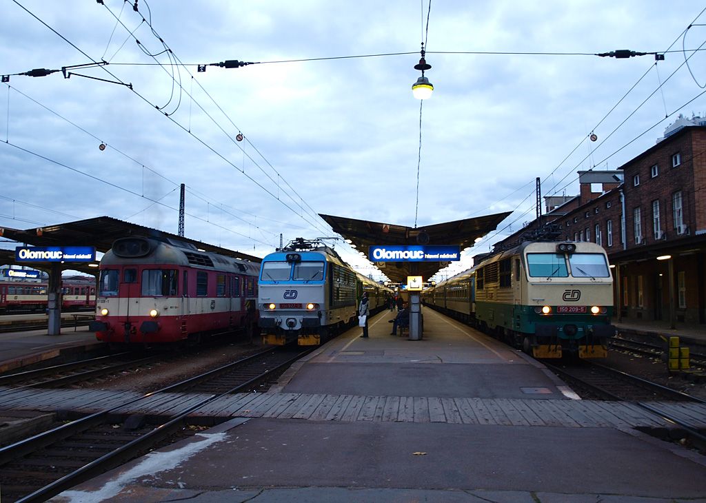 851 028_Os 13725 + 151 027 Ex 528 Velehrad_150 209 R 626 Emil Ztopek_Olomouc hl.n._6.11.2010