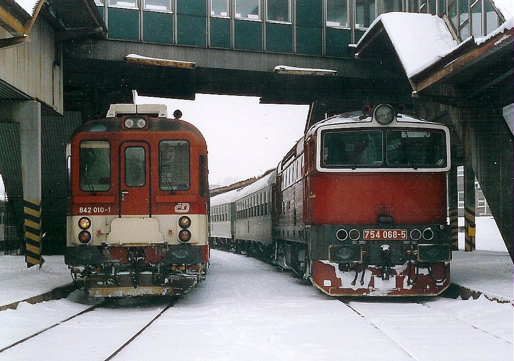 842 010-1+754 068-5 Ostrava hl.n.(2004,foto-Ale Krka)