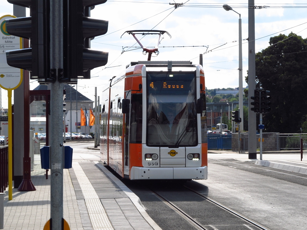 Jedna z novch tramvaj Bombardier v zast. Bahnhof Mitte