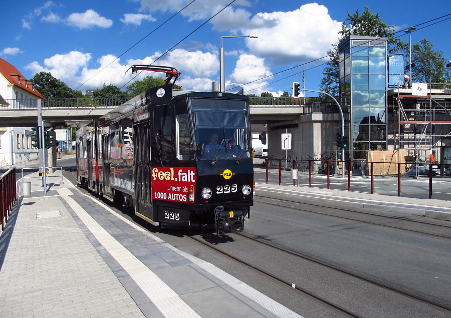Tramvaj KT4 pijd do zast. Bahnhof Mitte, vpravo je dokonovan eleznin zastvka Plauen Mitte
