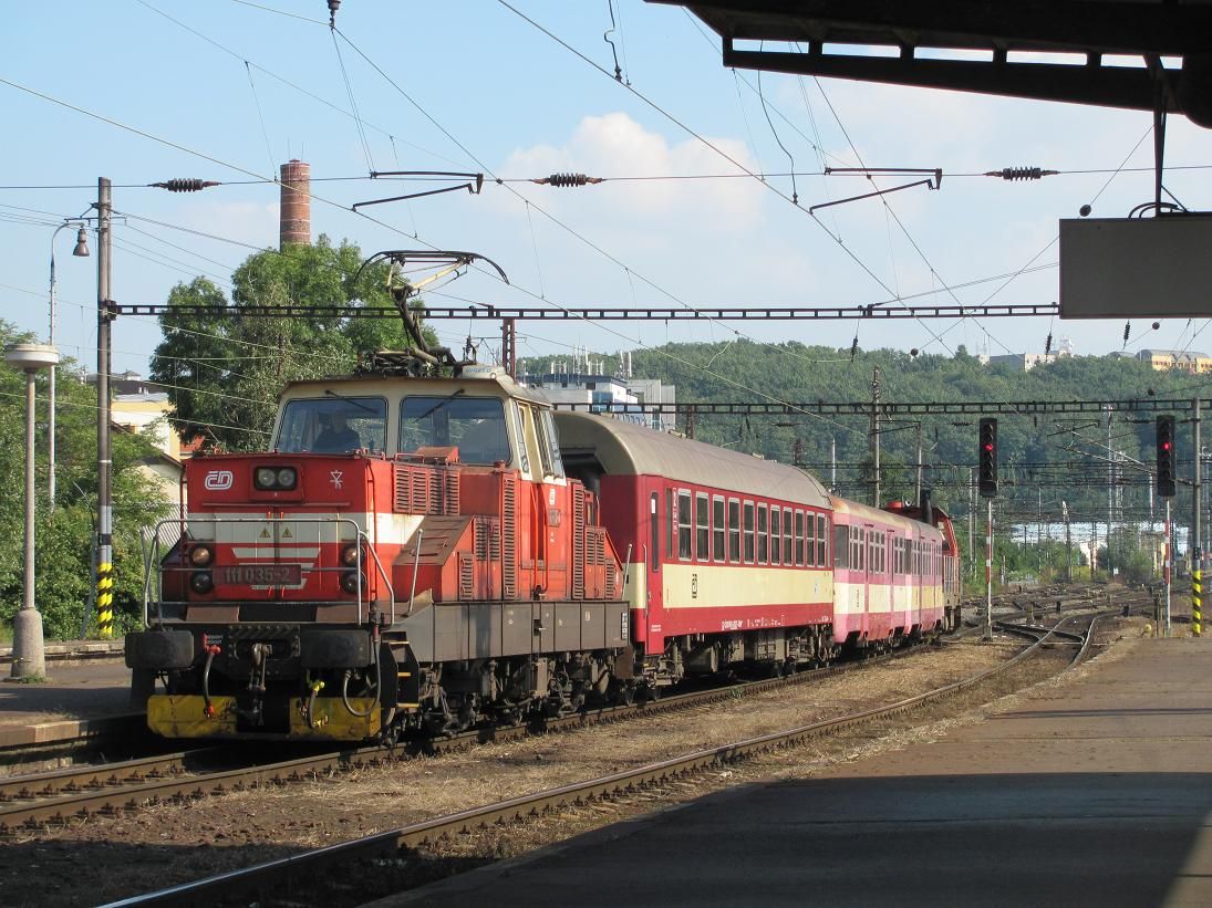111035 - piv z depa vozy na sp. Praha - Louny, a vzadu 714 216