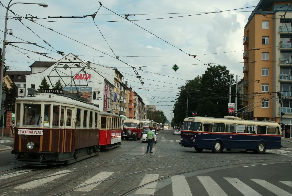 107+vlek spolen pzuje se sedmikou...