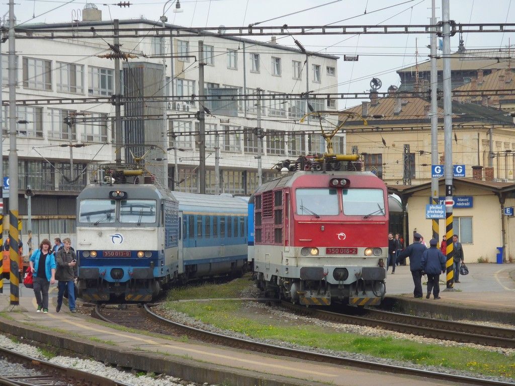 350 013-9 s EC 171 Hungaria a 350 016-2 s R 811, Brno hl.n., 15.4.2011