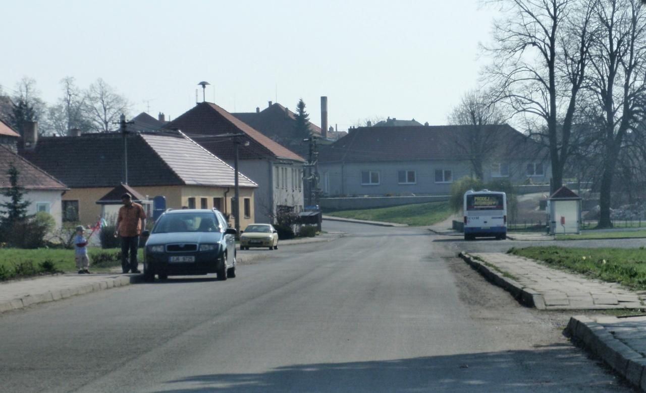 Obec Pyel. O Velikononm pondl tudy dn autobus nejezd