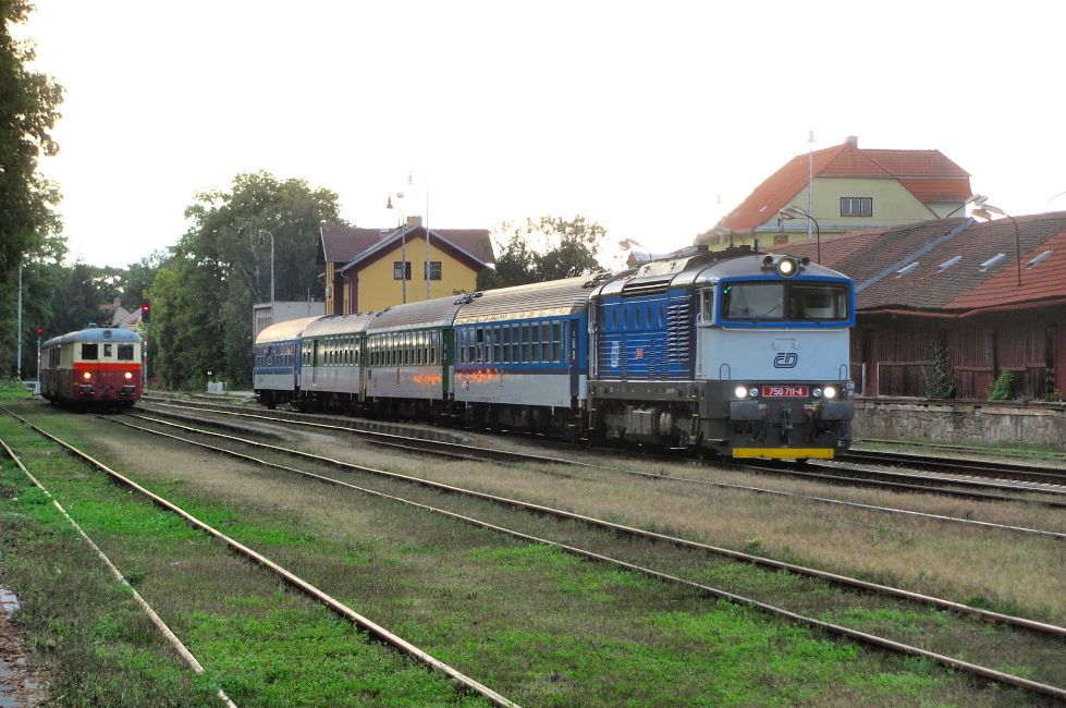 R 663 s tm 20 minutami zpodn odjd ze st. Teb (22. 9. 2013)