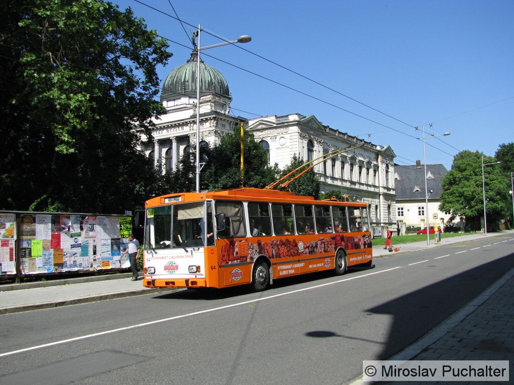 Ev. . 64 (koda 14 Tr 08/6) v ulici Komenskho. V pozad budova Slezskho zemskho muzea.