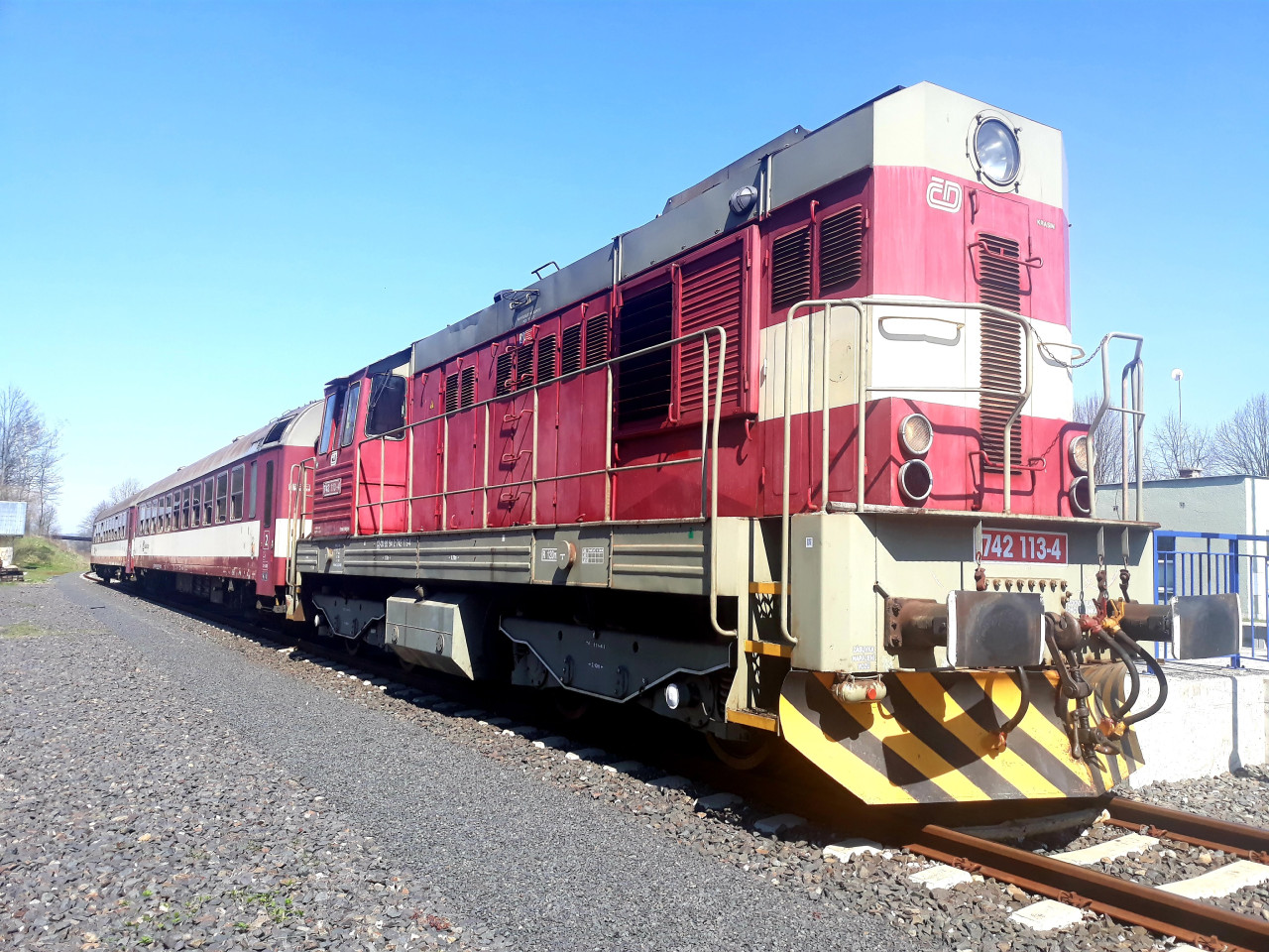 Os 26002 v ele s Kocourem 742.113 ek na odjezd ze ST. Mikulovice-doln ndra. (22.4.2023)