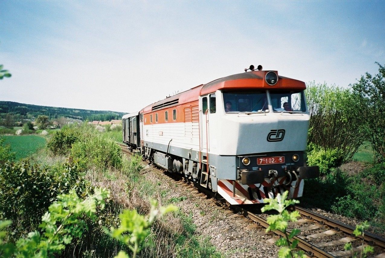 Chomutovsk 751.022 s hytlkem se vzdaluje od Blatna, v pozad Malmice, 2.5.2003