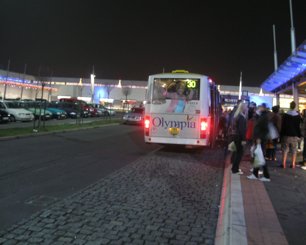 Peplnn autobus ev.. 366 na zastvce u Olympie