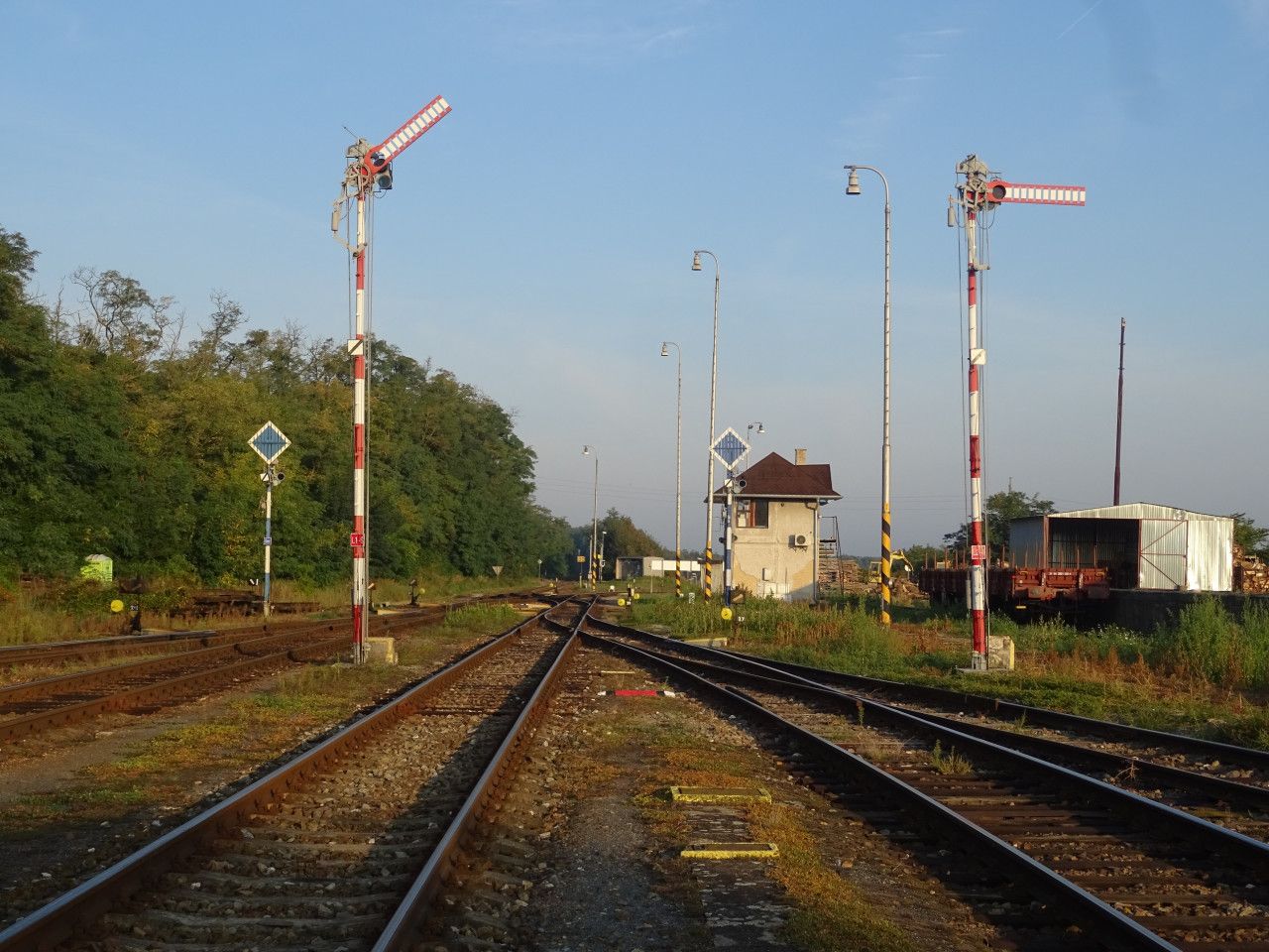 Hruovany nad Jeviovkou- anov- odjezdov nvstidla a ranrky smr Znojmo a Moravsk Krumlov.