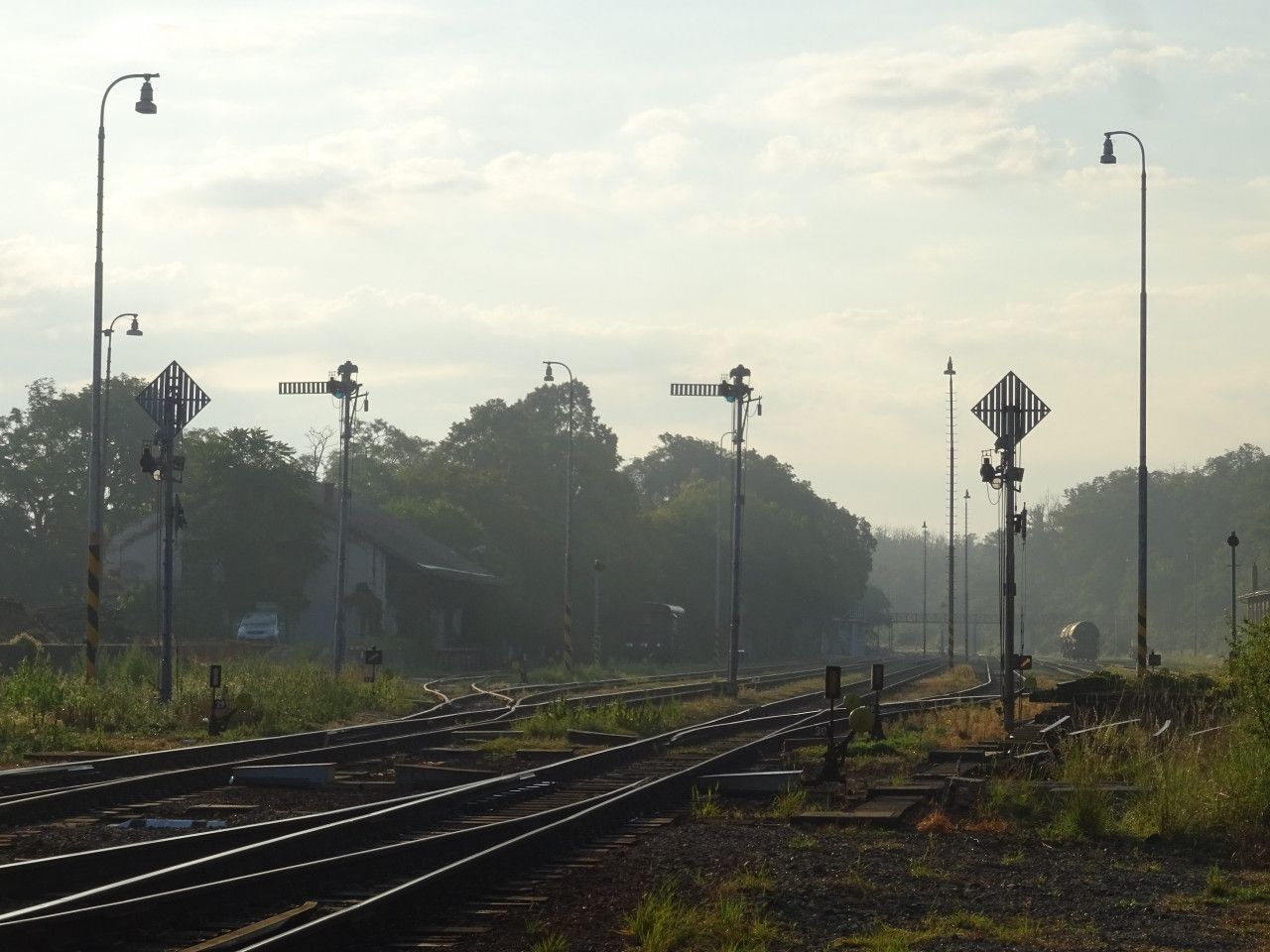 Hruovany nad Jeviovkou- anov- odjezdov nvstidla a ranrky smr Znojmo a Moravsk Krumlov.