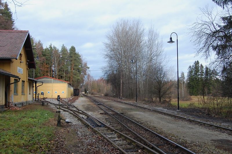 dal ti lampy stoj proti vpravn budov