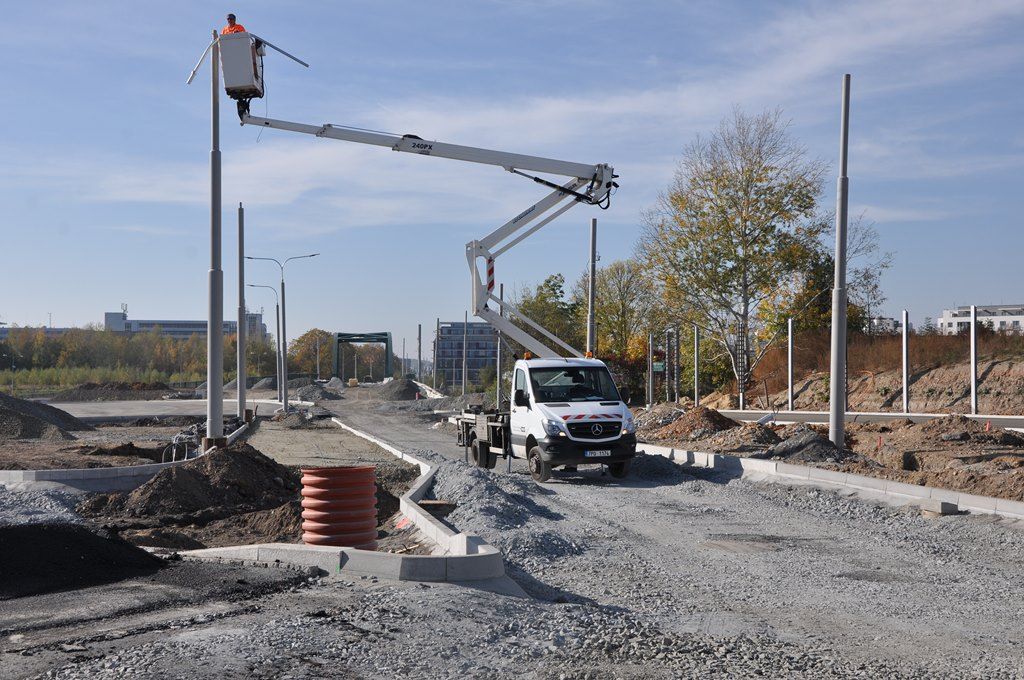 Terminl Kaplova, pohled na pokraovn tramvajov trati k Univerzit. Plze, 26.10.2019