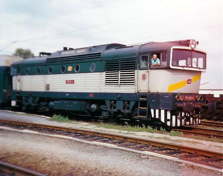 750 121-6 Huln(1995,foto-Miroslav Poulek,sbrka-Ale Krka)