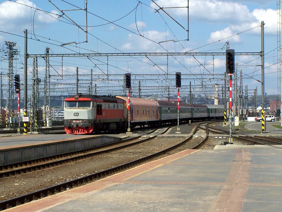 749 008 - R 1143 - Praha Hl.N. - 16.4.2011.