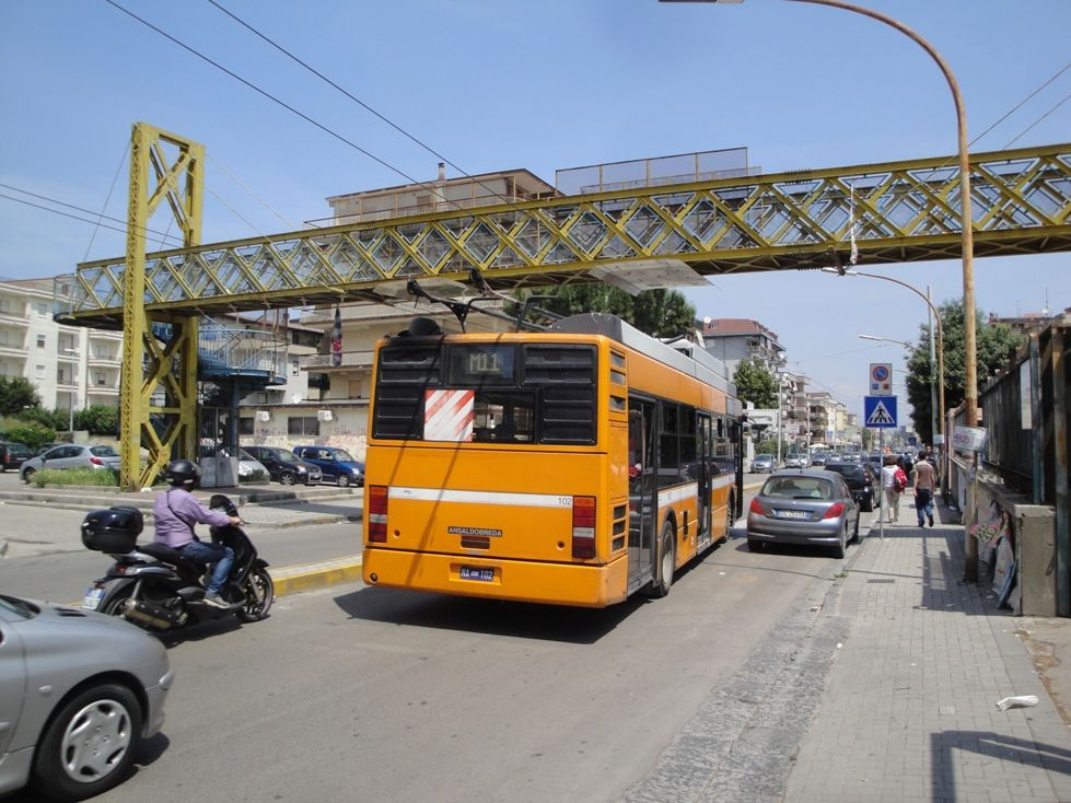 Regionln trolejbus, jedouc na naftu i pod trolejemi