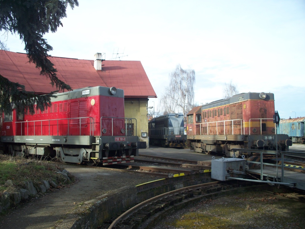 720 008, 720 509 a v pozad 720 114 v arelu depa Beneov, sdruen Poszavsk pacifik (15.2.2014)