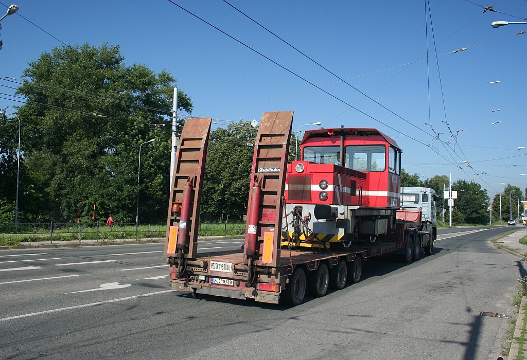 Nkladn souprava s 703-658-5 na Olomouck jedouc smrem na vlekov koleje podniku Alstom.