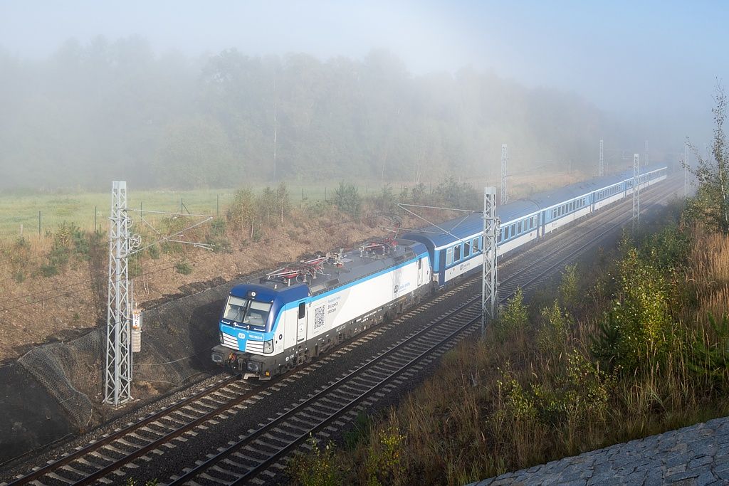 Vectron 193.963 v ele expresu dne 28.9.2021 (foceno mezi Sudomicemi a Chotovinami)