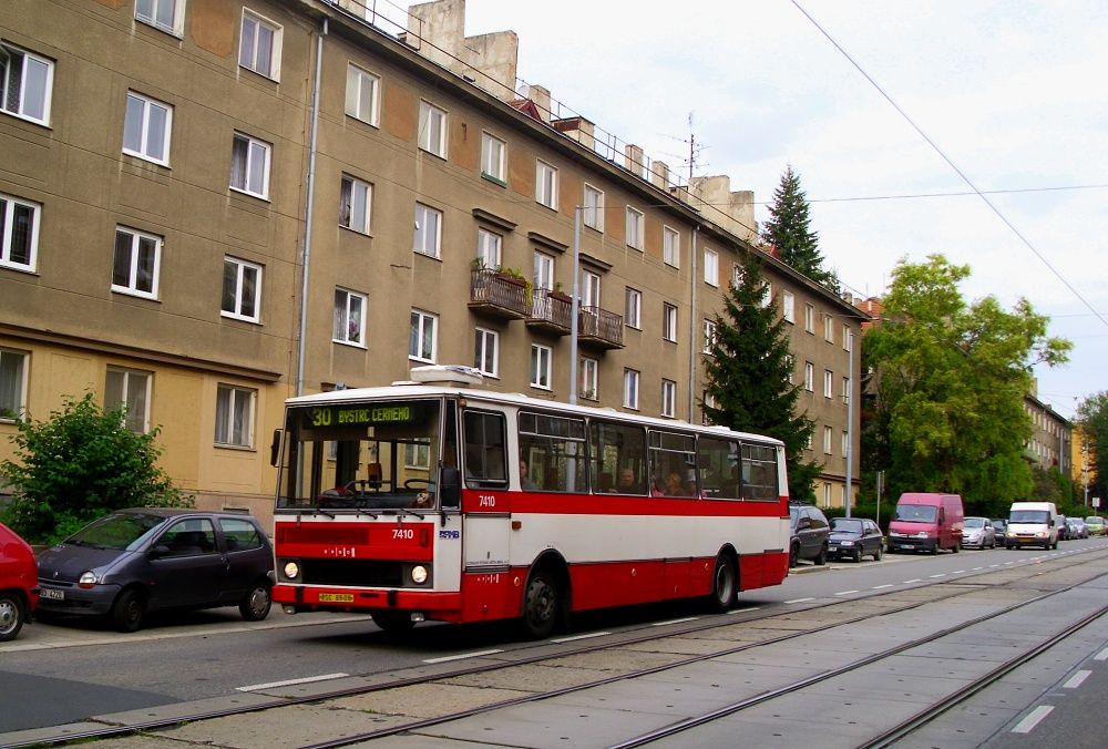 7410 projd Purkyovou ulic v Kr.Poli na lince 30 o vkendu,kter u v podn autobus nejezd...