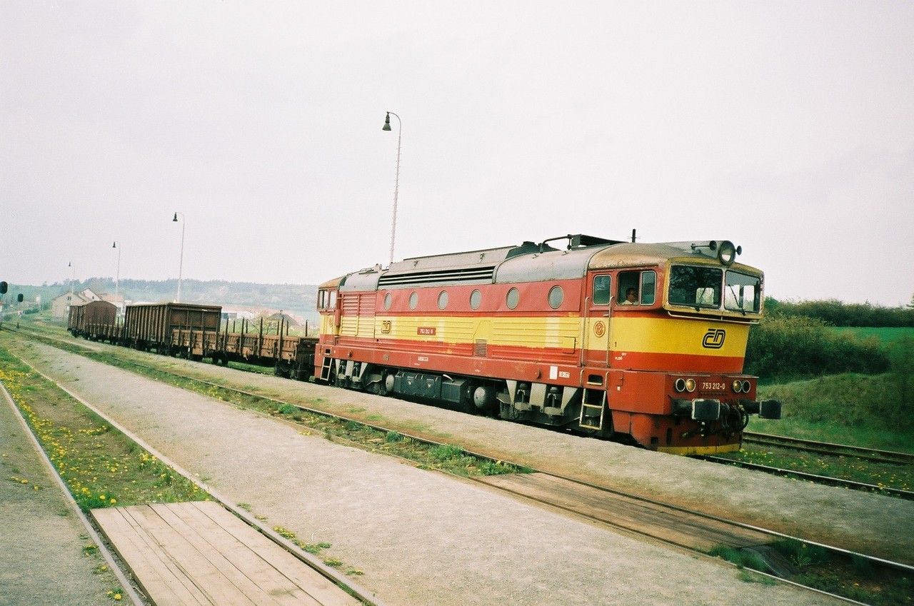 753.212 v nkladnm vlaku z Plzn do atce-zpad v st. Mladotice 4.5.2002