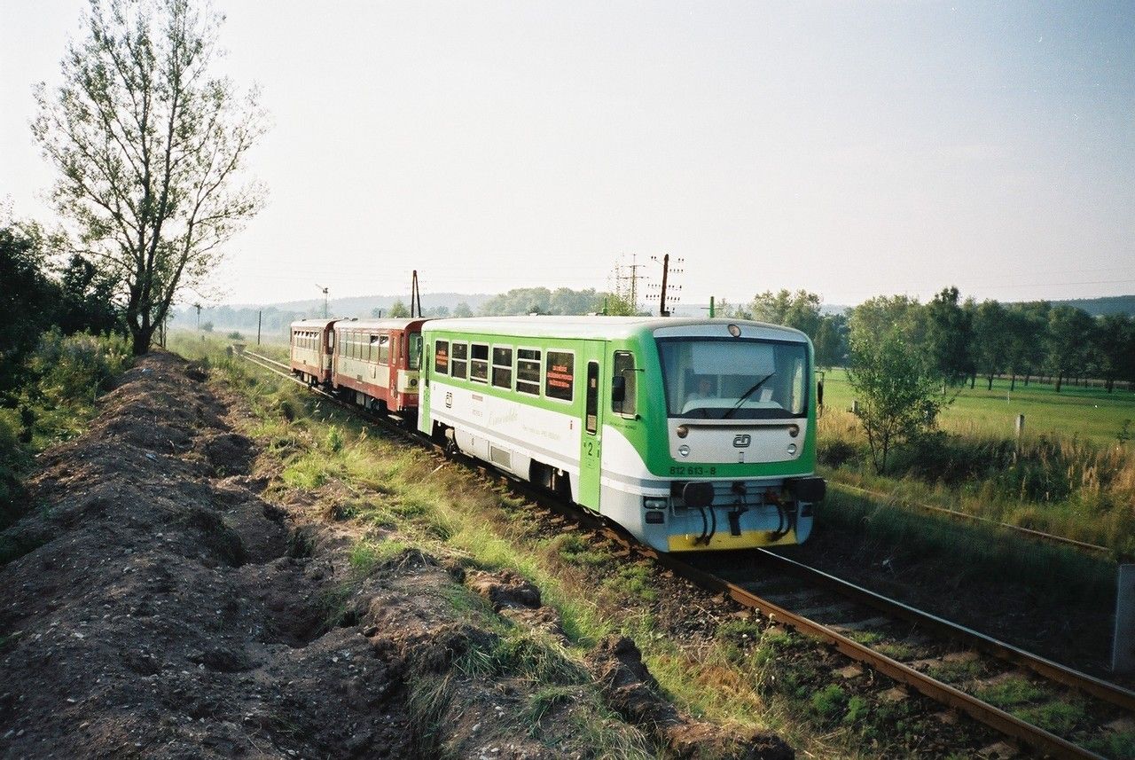 812.613 v Os 16709 z Beova nad Teplou vjd do Rakovnka, 17.8.2002