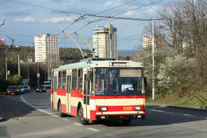 3200 s podobnm pozadm, avak na rovni ulice Bellova.