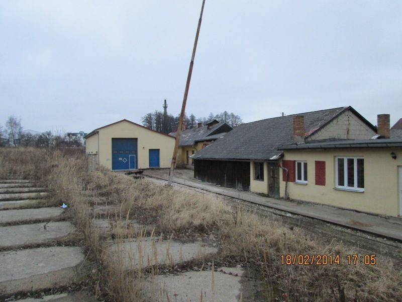 Budova vlevo - zde parkuje ponorka :-)