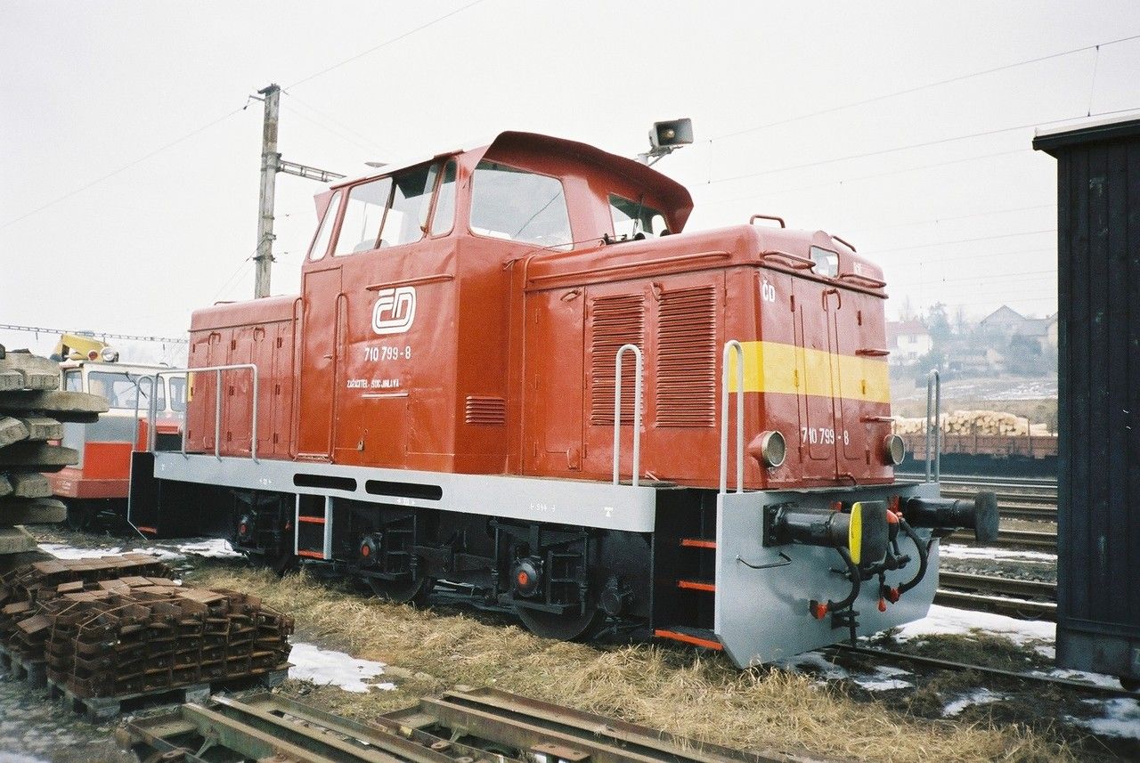 710.799 v novm laku ve Svtl n./S. 1.3.2003