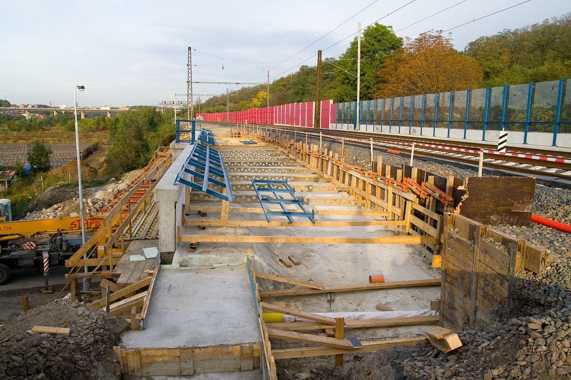 Viadukt pes Tlnskou - ppravy na mont zbradl.