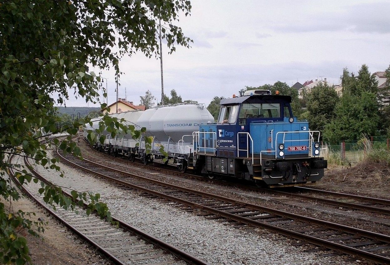 708.702 vytahuje soupravu v st. Rakovnk, 28.7.2015