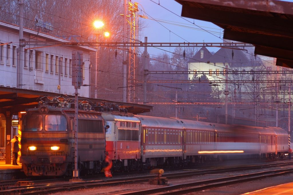 240 015 + 242 274 vpravo odstupujca 750 181.