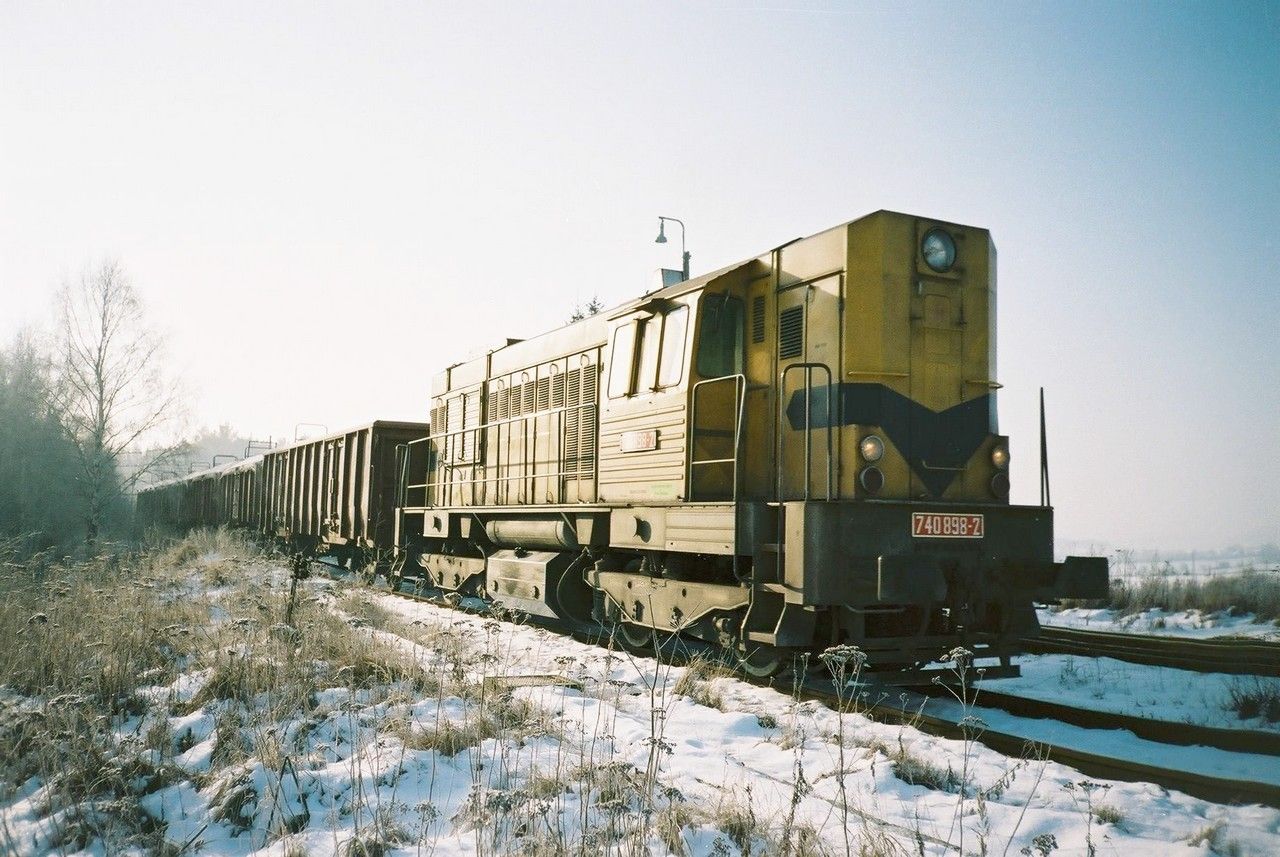 740.898 na postrku voz pi jzd ze st. Nov Straec do zvodu LZ 17.2.2003