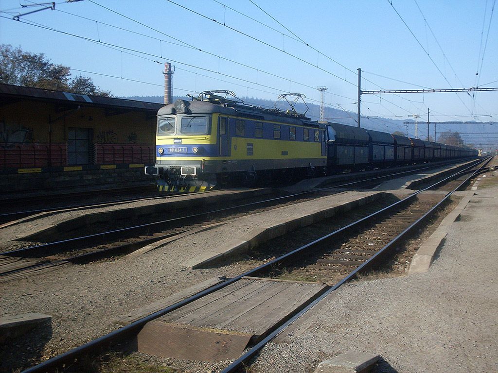 181 024-1 s nkladnm vlakem projd st nad Orlic