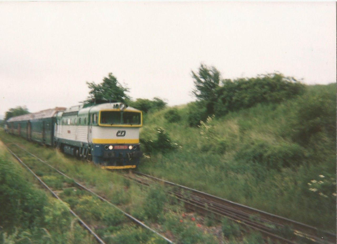 750 288-3 spolu s postrkovou 750 259-4 s patrovou soupravou pijd do st.Opava-vchod 14.6.1999.