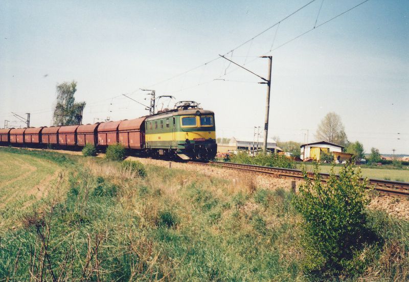 Lokomotiva . 121 046-7 v ele Pn 66089 do Opatovic n.L. projd odb. Plaice, dne 3.dubna 1995