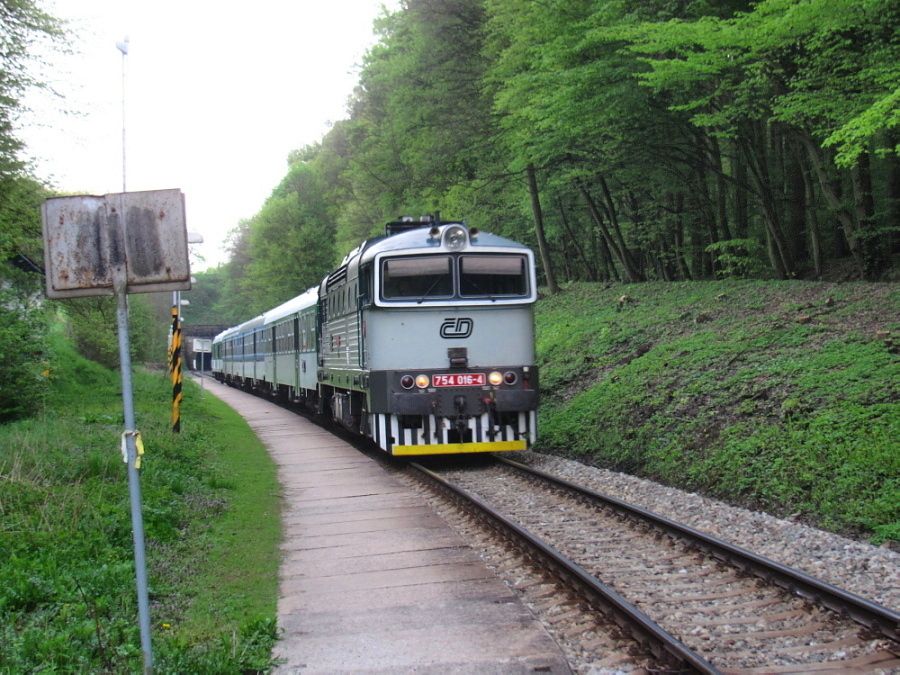 Sp Velo Podyj (atov - Brno-Krlovo Pole) projd zast. Radostice. V pozad Velk prtick tunel