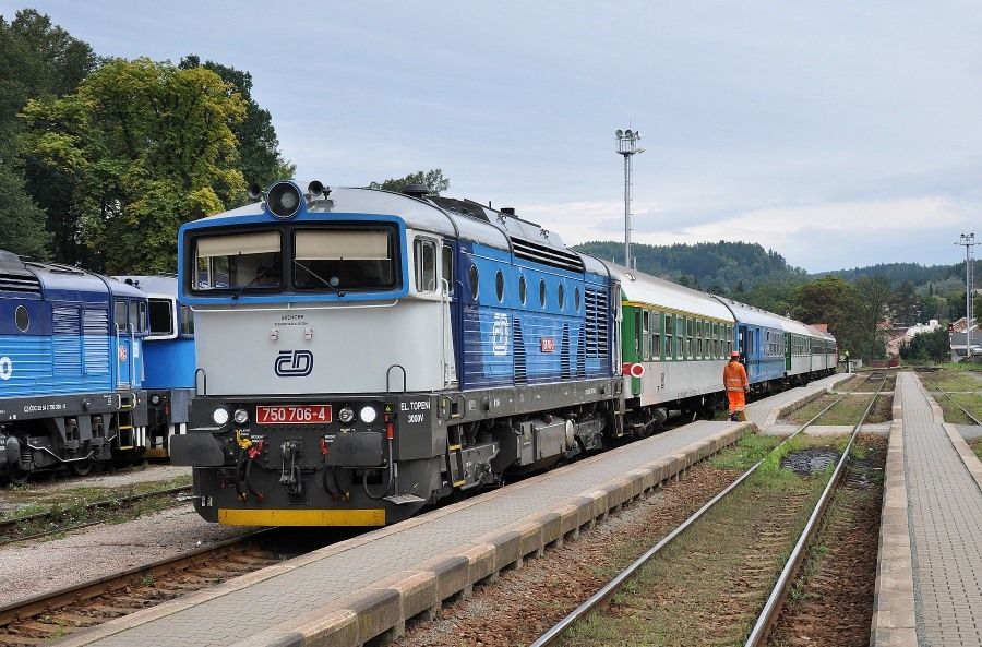 750.706 v Trutnov hl.n. po pjezdu jako R857, 9.9.2011