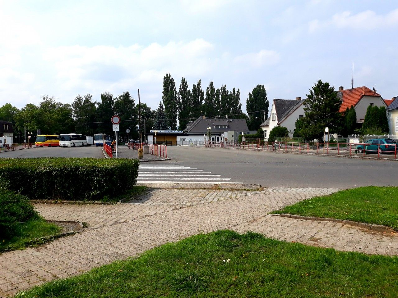 Plocha autobusovho ndra v Romitle pod Temnem. (24.8.2018)