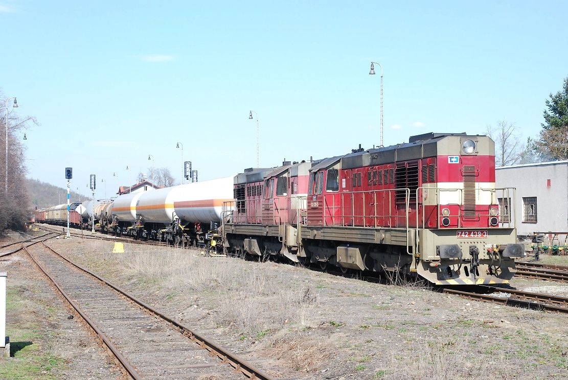 T 466 2439 + T 466 2443_-_30.03.2010-_-st.Lochovice-_-1. nsled Pn 66 560.