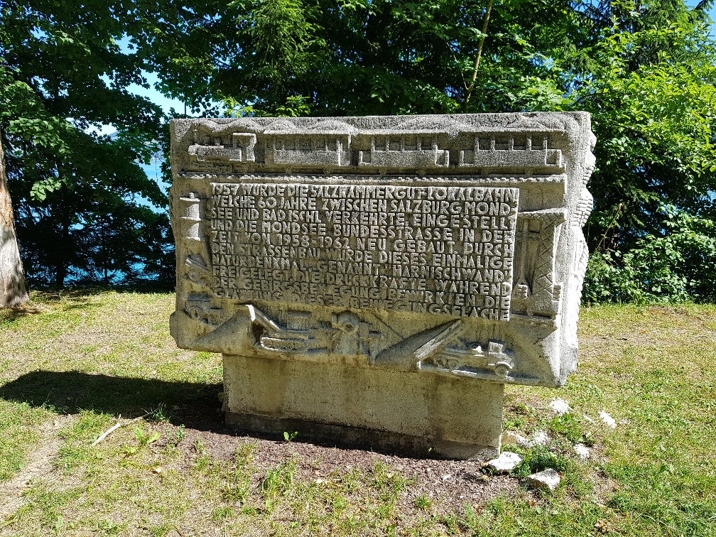 pomnk budovn poben silnice, kter byla v kolizi s drhou.