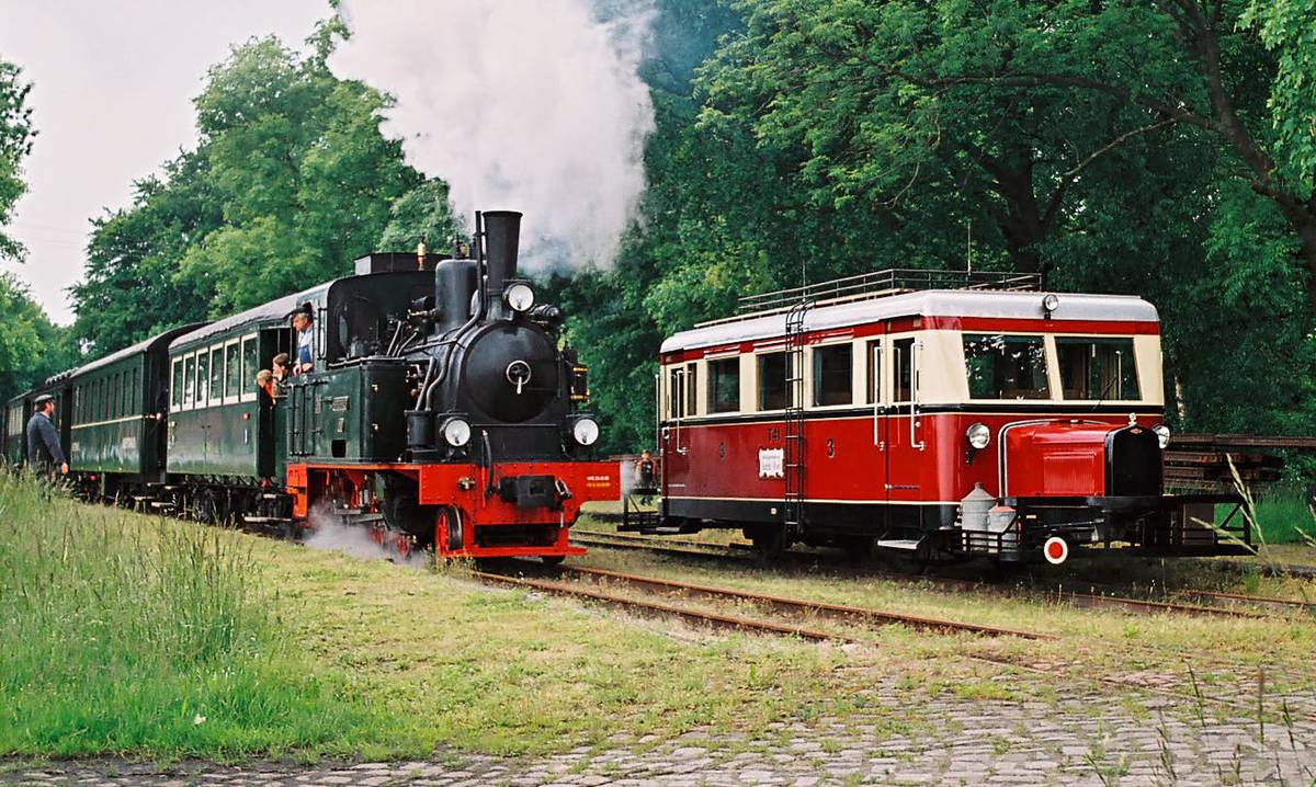 D Erleben Sie die Fahrt mit einem unserer Dampfzge oder mit dem benzingetriebenen Wismarer Schienen