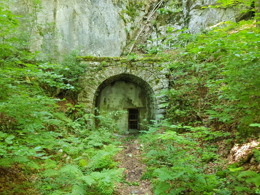 A uzaven Plomberg tunel.