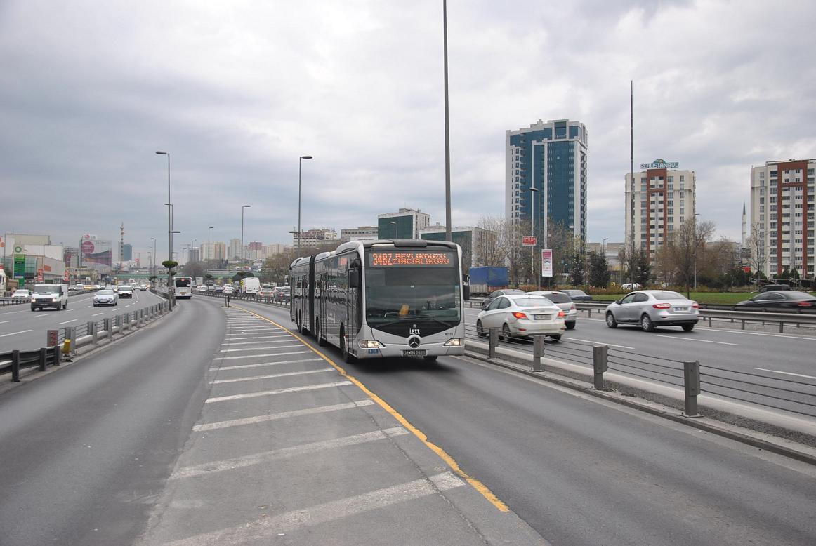 Autobusy tu jezd vlevo (kvli dvem napravo).