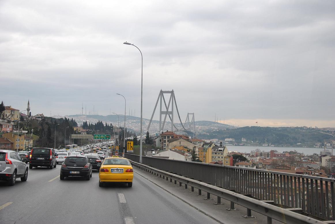 Most spojujc Evropu a Asii. jedin msto, kde metrobusy sdl vozovku s automobily.(foceno z busu)