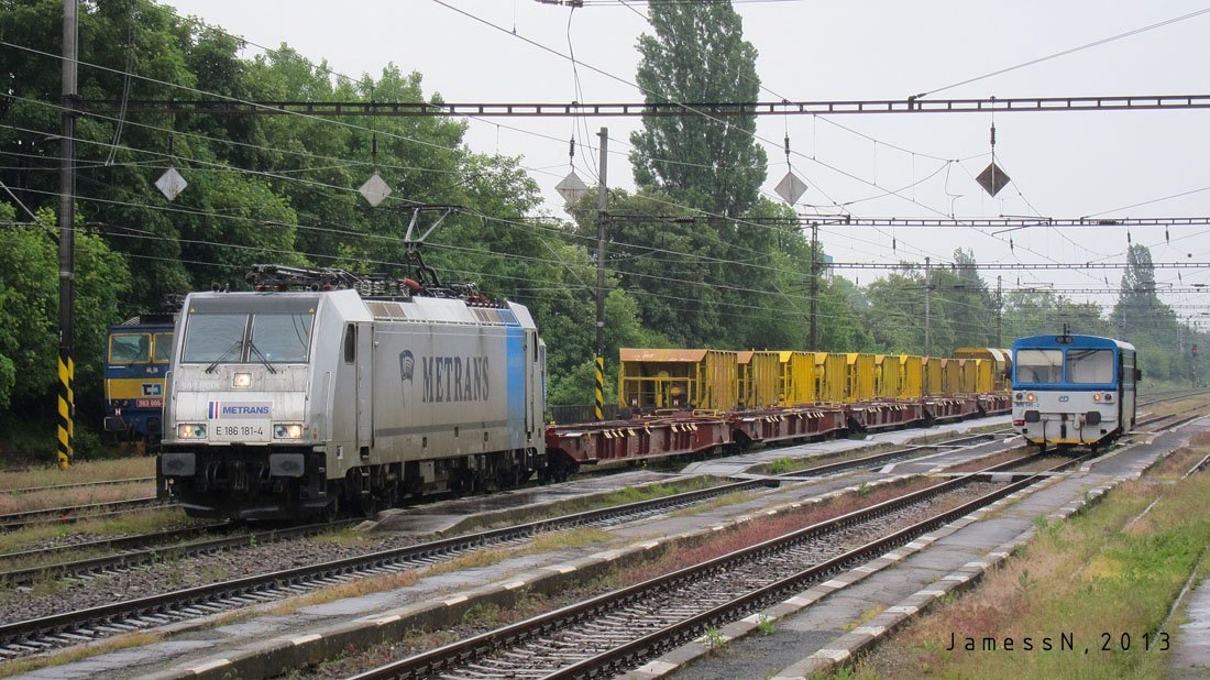 E186.181+6*Sggnss kiuje s prac.vlakem v pozad, vpravo 809.345 ML, vlevo 363.006+504+022, Hostiva